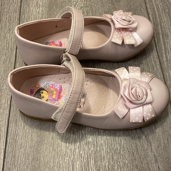 Dora the Explorer girls pink dress shoes.Size:9. With Velcro straps and rose bow - Picture 2 of 7